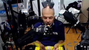 Hombre con parálisis come sin ayuda gracias a su mente y unos brazos robóticos (VIDEO)
