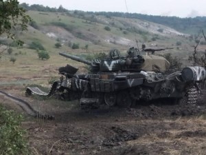 Duro golpe a Putin: Fuerzas ucranianas hacen estallar cinco tanques rusos “V” (VIDEO)