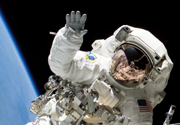 Cosmonauta ruso regresó a la EEI tras tener problemas con su traje en medio de una caminata espacial