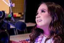 Angelina, la cantante juvenil que estrena su sencillo “El Amor está en la radio”