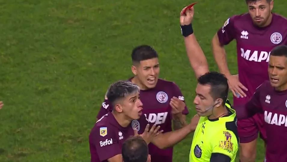 VAR expulsó a futbolista argentino por tocarle las partes íntimas a un rival (Video)