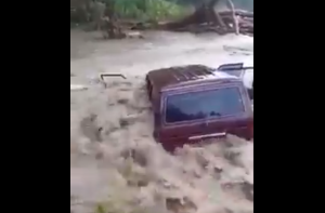 Los estragos de las fuertes lluvias en Acarigua: momento en que la corriente arrastró una camioneta (Video)