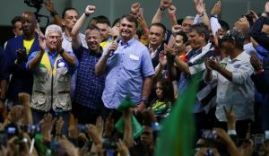 Bolsonaro intentó quitarle el celular a un youtuber que lo insultó (Video)