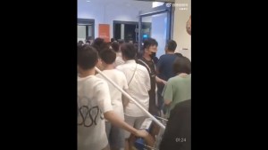 Pánico en China tras el cierre de una tienda con gente adentro por emergencia de coronavirus (VIDEO)