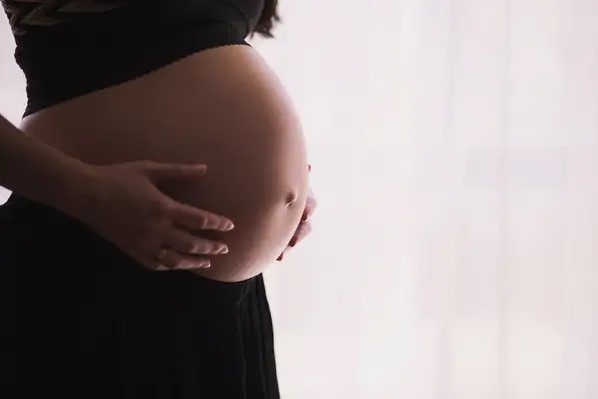 Trabajo después del trabajo de parto: No sabía que estaba embarazada, dio a luz y volvió a sus labores (VIDEO)