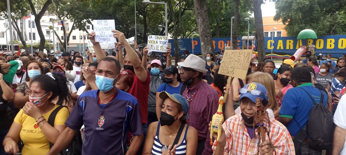 Trabajadores activos y jubilados protestan en Caracas para exigirle a Maduro mejoras salariales #2Ago (Fotos y Videos)