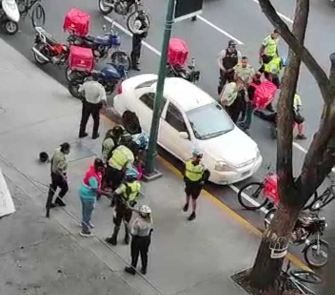 ¿Abuso policial? Una infracción provocó una golpiza contra unos repartidores en Chacao (Videos)