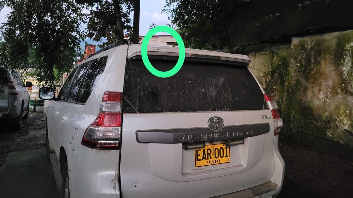 Así quedó uno de los carros de la caravana presidencial de Petro atacada en el Catatumbo con tiros de fusil (Fotos)