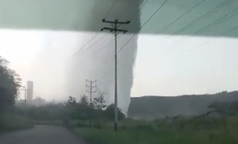 Se pierden miles de litros de agua por tubería rota en Charallave (Video)