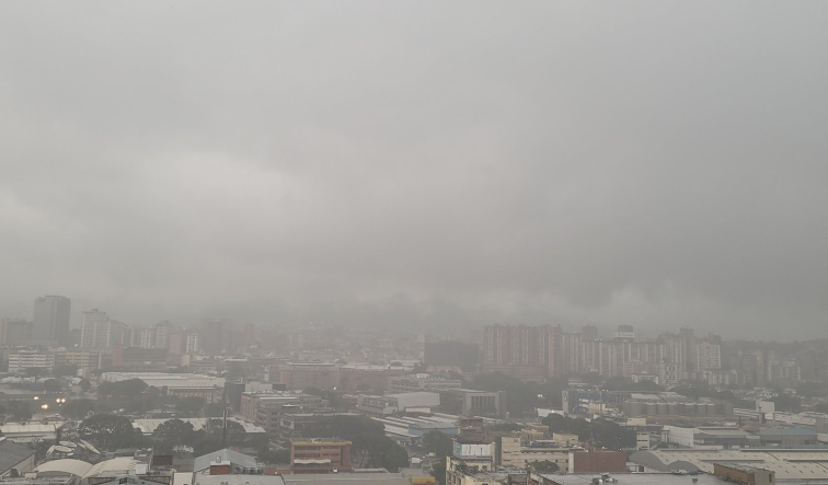 Tarde de caos en Caracas: lluvias provocan anegaciones y cortes del servicio eléctrico (Imágenes)