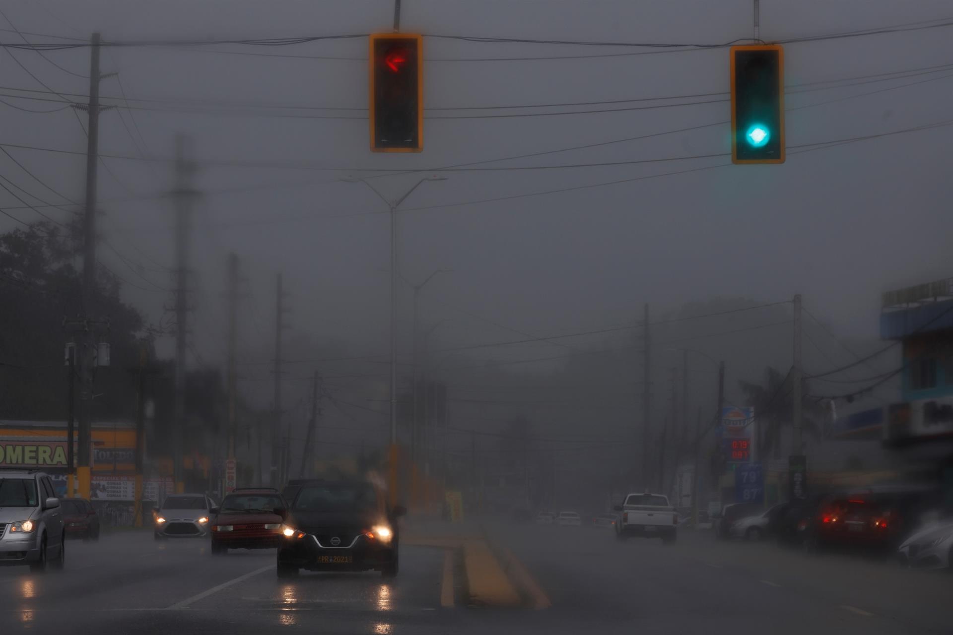 Puerto Rico se prepara para posibles inundaciones y cortes de luz por la tormenta Fiona