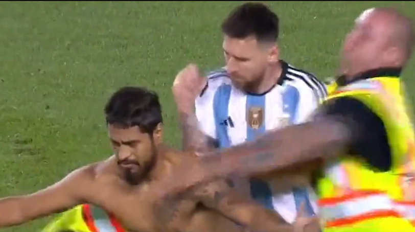 VIRAL: Lo que Messi le alcanzó a escribir en la espalda al fanático que ingresó a la cancha