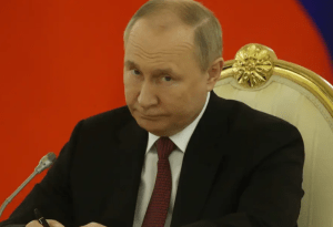 La extraña marca en la mano de Putin que desata los rumores: ¿restos de una vía intravenosa?