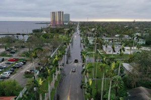 VIRAL: Camarógrafo dejó equipo botado en plena transmisión para salvar a familia del huracán Ian en Florida