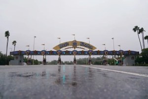 Lluvias e inundaciones mantienen cerrados parques de Disney y Universal en Orlando