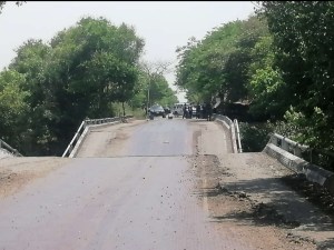 EN IMÁGENES: la muerte acecha a quienes se arriesgan a transitar por el puente Caicara en Apure