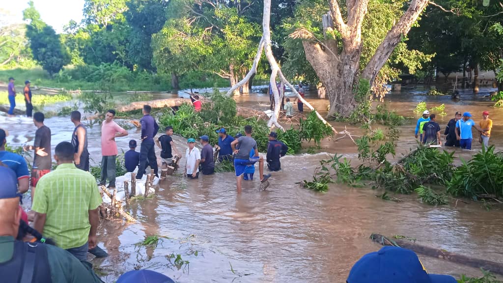 Se desbordó el río Apure y más de 300 familias quedaron en la “carraplana” en Las Mercedes (Imágenes)