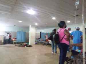 En la emergencia del Hospital Central de Maturín atienden a los pacientes en el suelo por falta de camillas 