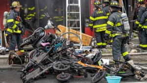 Caos en Nueva York: Cuatro muertos causó explosión de baterías de vehículos eléctricos