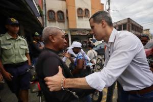 VIDEO: la calurosa visita de Guaidó para llevar esperanza y compromiso democrático a Puerto Cabello