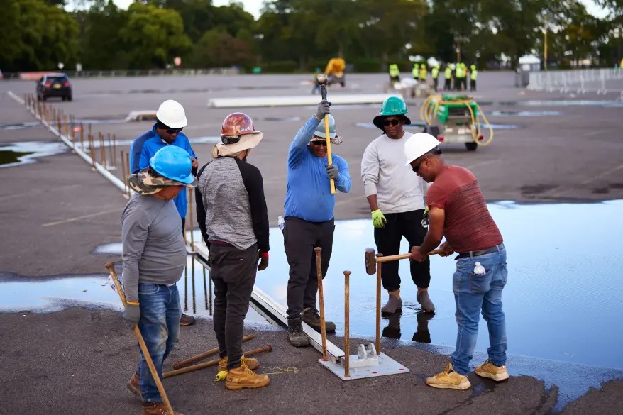 Construyen enormes tiendas de campaña para inmigrantes en Nueva York y estalla la cólera de los vecinos