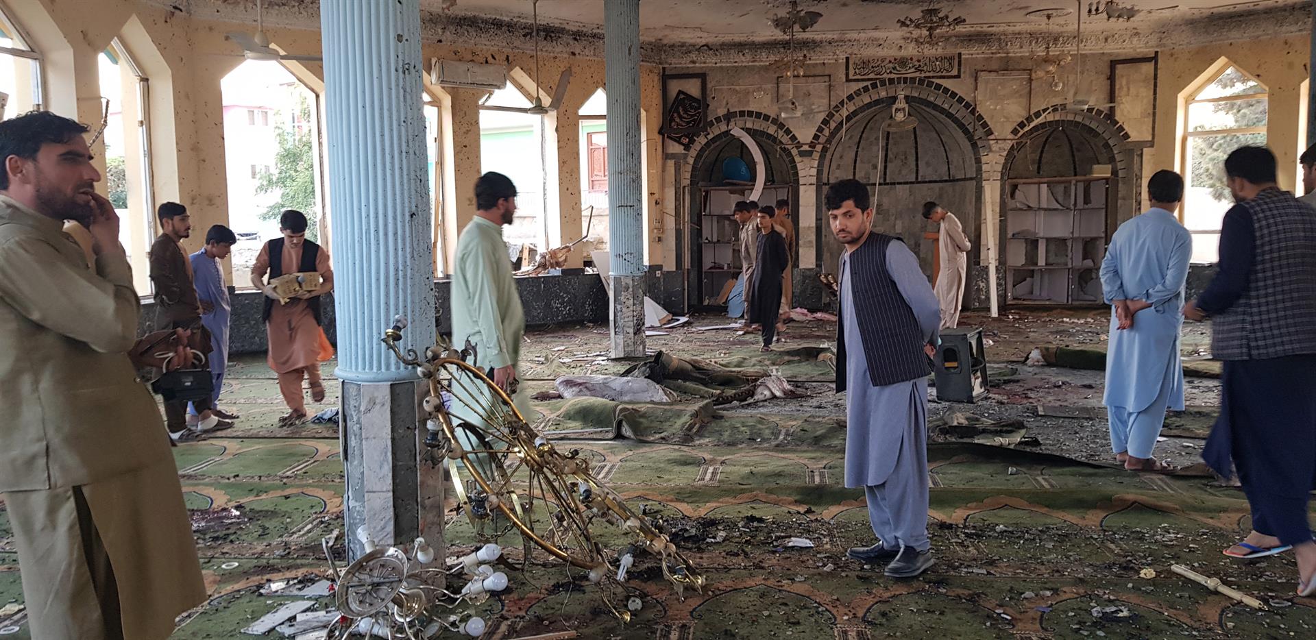 Al menos 18 muertos tras la explosión dentro de una mezquita en Afganistán