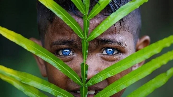 Los indios de una tribu asombran al mundo por sus ojos azules y brillantes