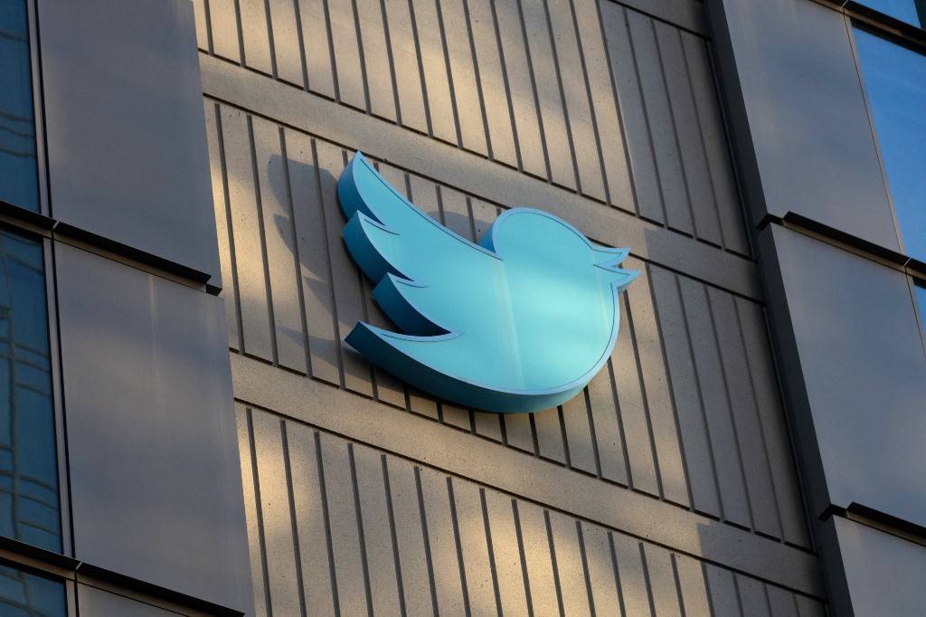 Popular tuitero español salió del anonimato y las redes se encendieron (Tuit)