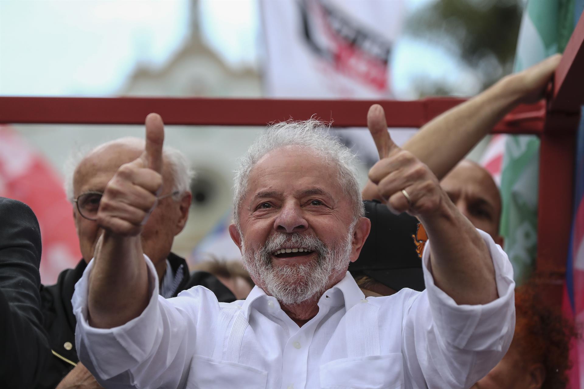 Lula dejó de lado el rojo en sus propagandas y lo cambió por el blanco en nombre del “amor y la paz”