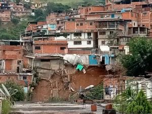 Lluvias provocaron derrumbe de varias casas en Caricuao este #30Oct (Foto)
