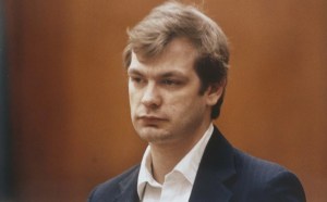 Jeffrey Dahmer, el asesino que violaba y se comía a sus víctimas: lo que omitió la serie de Netflix