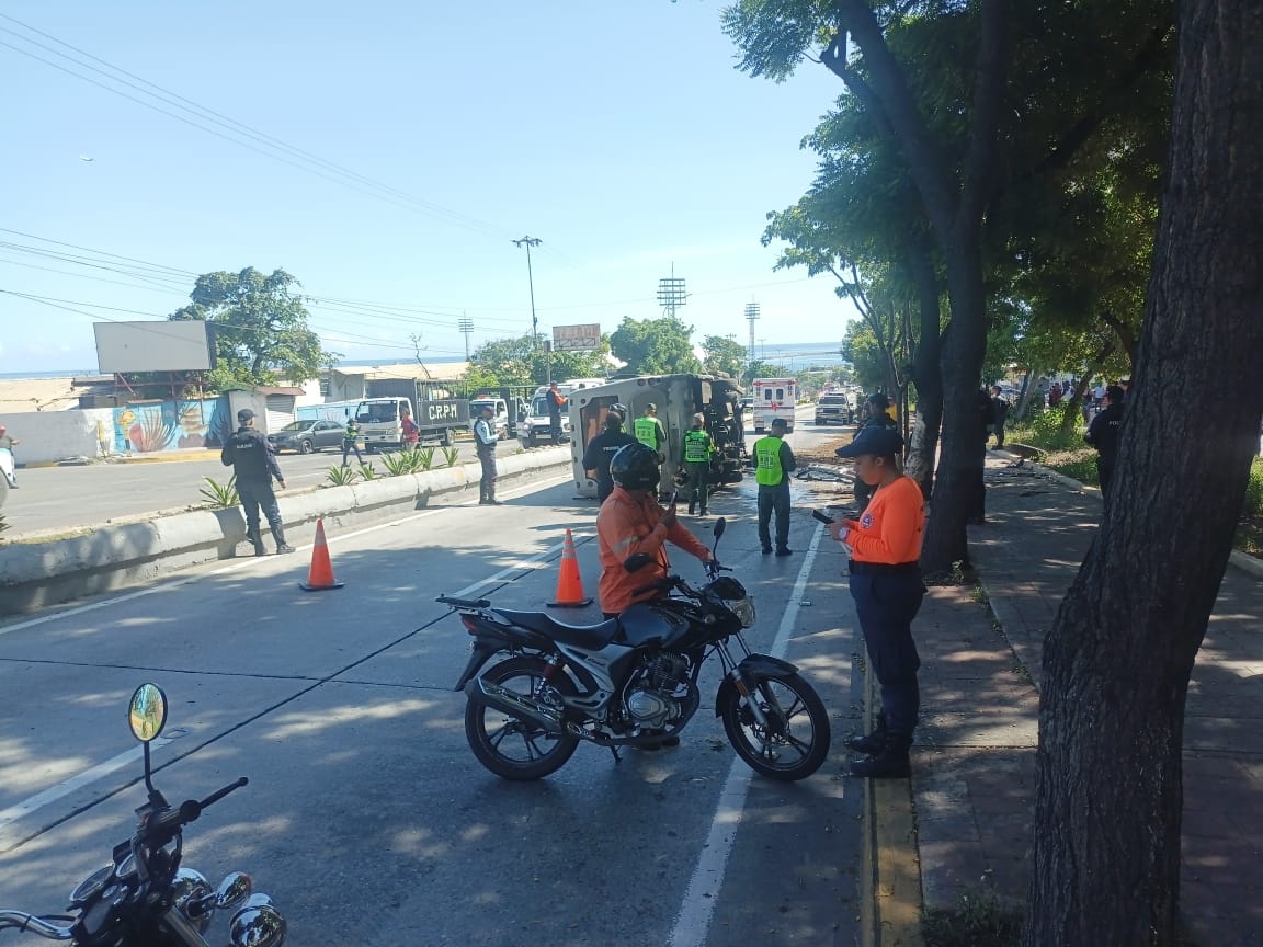 Aparatoso accidente se produjo en la avenida Soublette en La Guaira #22Oct (VIDEO)