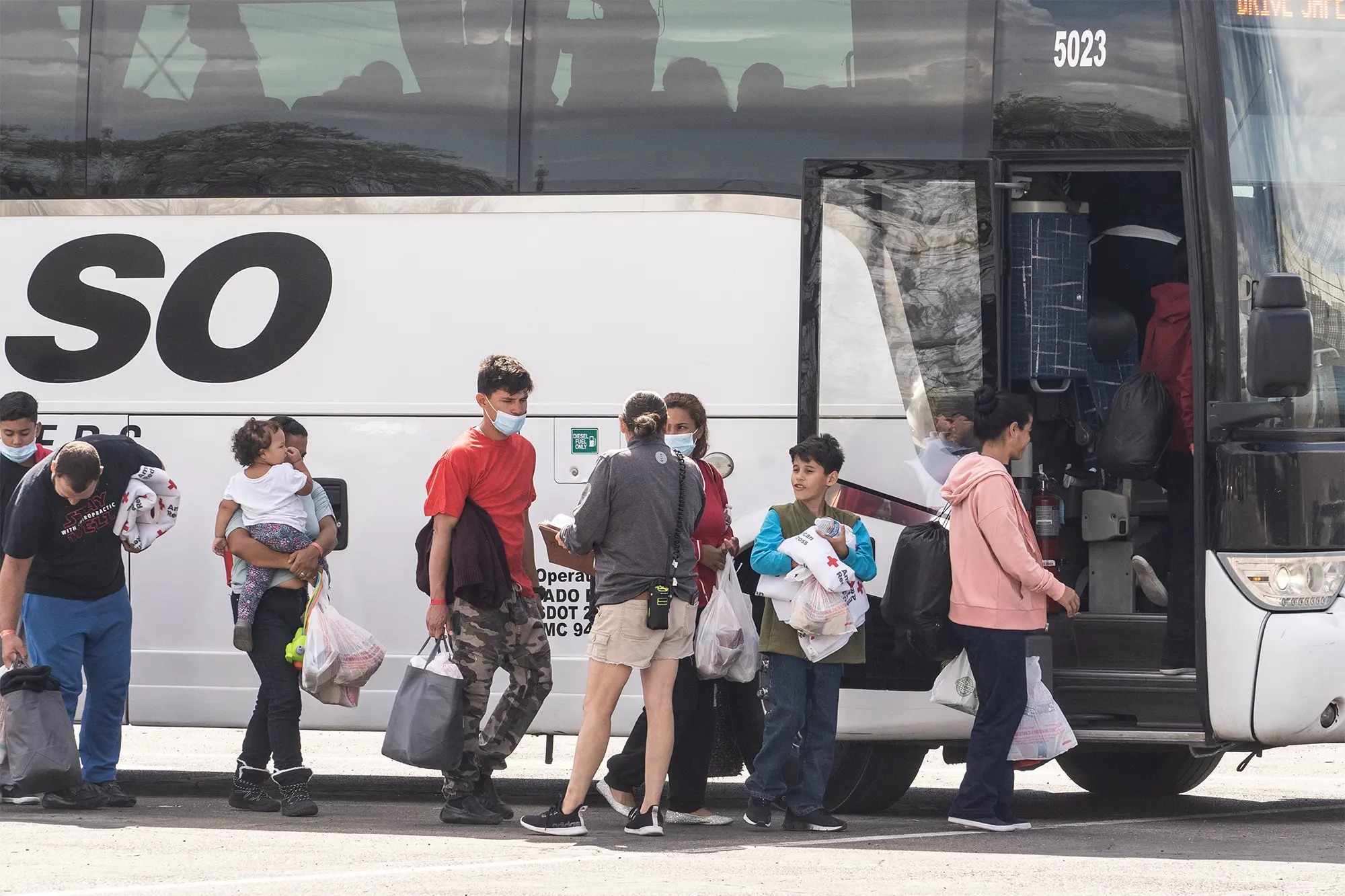 El Paso podría dejar de enviar autobuses de inmigrantes a Nueva York por el cambio de política de Biden