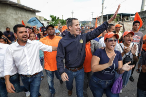EN VIDEO: Así agredieron grupos chavistas la camioneta donde se trasladaba Guaidó en Anzoátegui