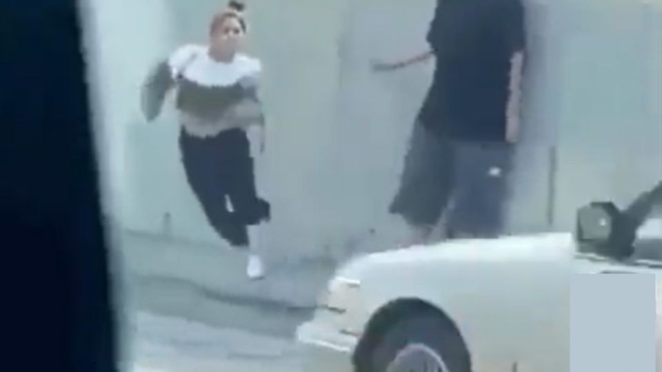 ¡VIRAL! Mujer se arrojó a la carretera para ser atropellada tras pelear con su novio (VIDEO)