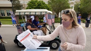 Denuncian acoso de votantes en Arizona por parte de “observadores voluntarios” reclutados por republicanos