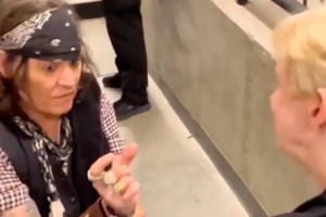 Johnny Depp sorprende a sus fans con nuevo look al estilo “Jack Sparrow” (VIDEO)