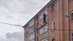 Intentó escalar un tercer piso para entrar a su casa tras dejar las llaves adentro… con inesperada sorpresa