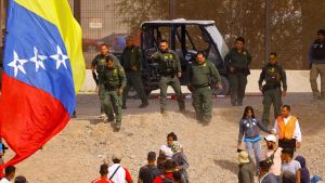 US federal agents fired pepper ball projectiles at Venezuelan protesters near El Paso after border patrol agent was injured, officials say