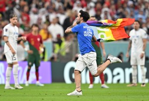 Mario Ferri, el futbolista italiano que invadió el campo de juego con una bandera Lgtbiq+