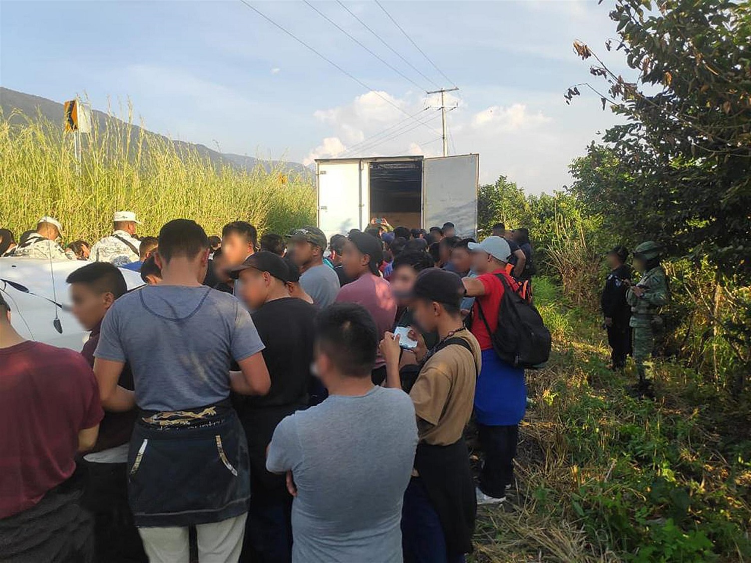 Encuentran a 82 migrantes hacinados en camión de carga en México