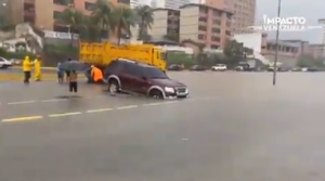 Megalaguna en Vargas provocó que una camioneta y un autobús quedaran atrapados (VIDEO)