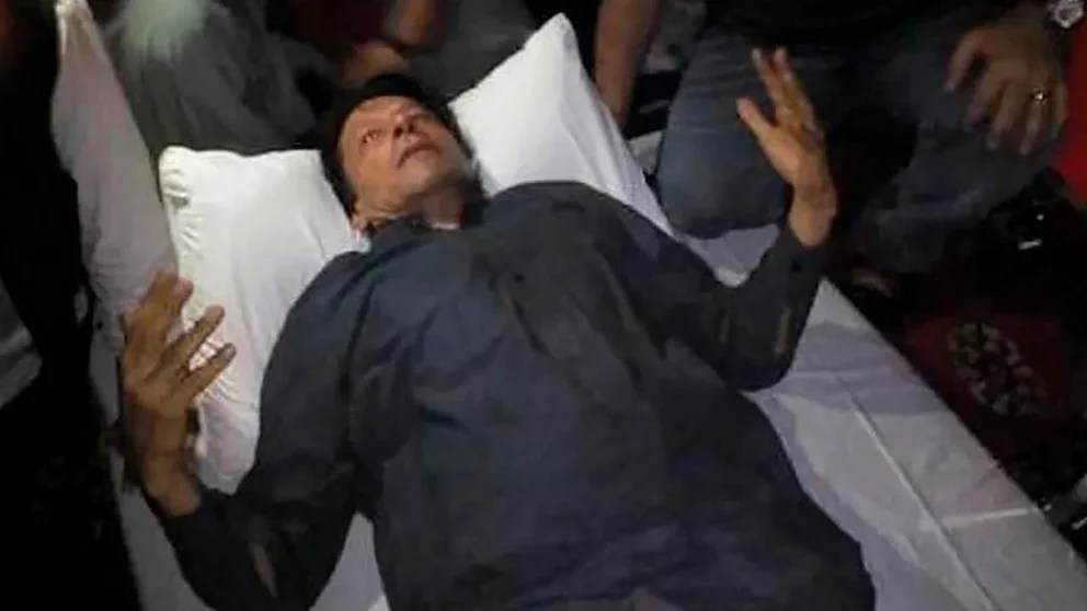Exmandatario paquistaní Imran Khan, herido en un tiroteo durante una marcha