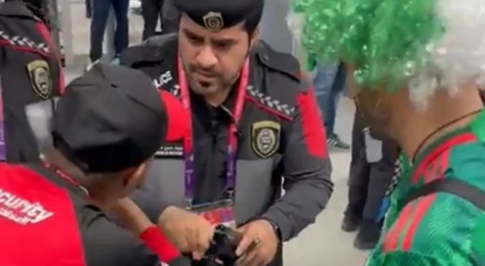 Sorprendieron a hincha mexicano que intentó meter alcohol en unos binoculares (Video)