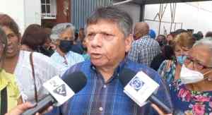 “Estamos por el piso”: Docentes jubilados en Carabobo exigen pago de beneficios