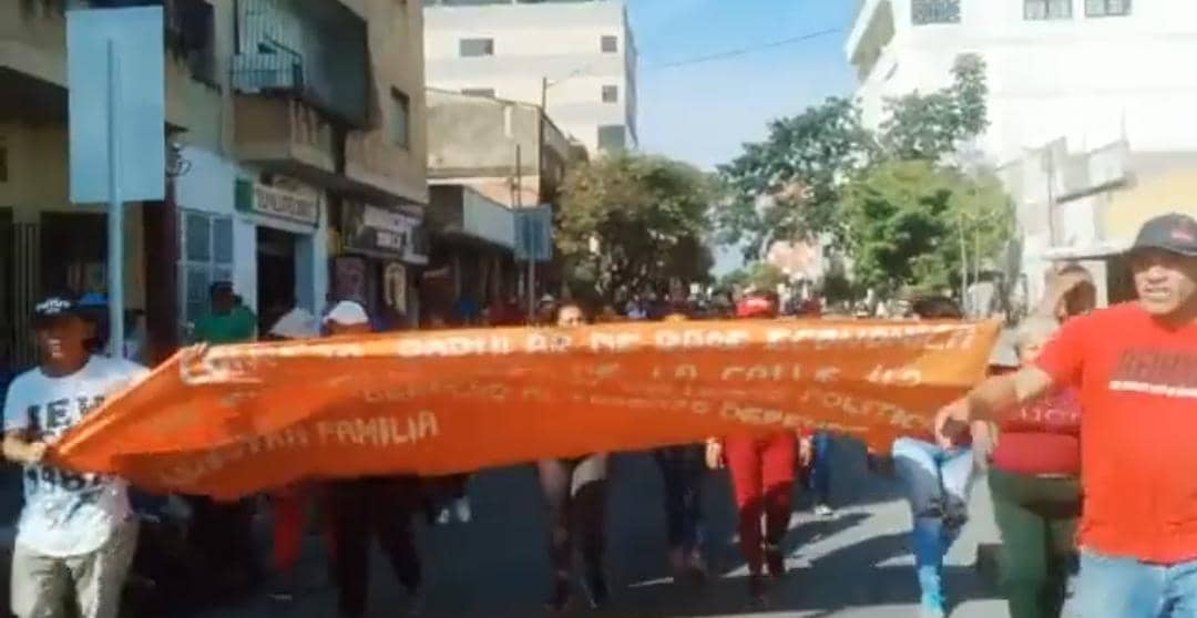Comerciantes informales exigen al alcalde chavista de Barquisimeto que cumpla las promesas de reubicación