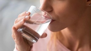 El motivo por el que ya no se recomienda beber dos litros de agua al día
