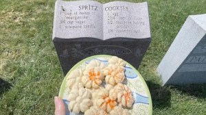 Mujer aprende cocina “a través de los muertos” y prepara recetas que encuentra en lápidas de EEUU (VIDEO)