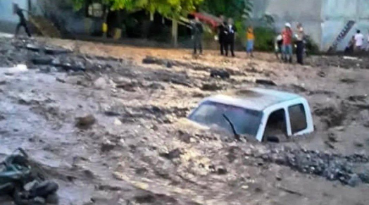 Camioneta de la Cruz Roja quedó tapiada en Tacoa (Video)