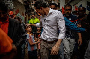 Guaidó recorrió las calles de sectores afectados por las lluvias y la crisis de Maduro (fotos)